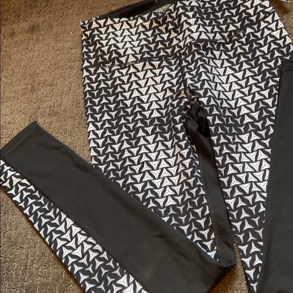NWT Victoria’s Secret knockout workout leggings 🤛 - Picture 2 of 4